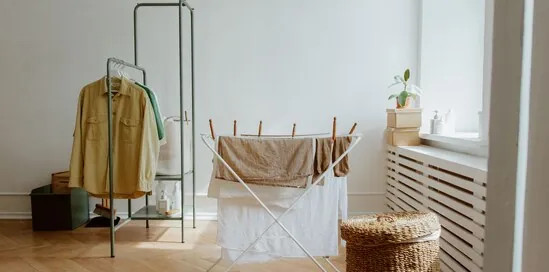Secar a roupa dentro de casa quando lá fora chove e não dá para estender