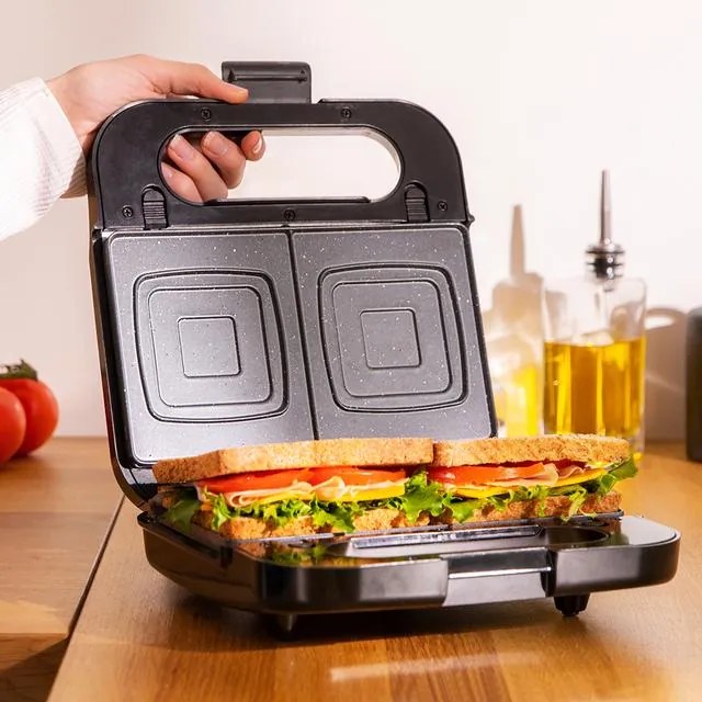 Sanduicheira 4 em 1 Rock´nToast. 1000 W de potência, capacidade para 2 sandes, acabamentos em aço inoxidável, 4 placas intercambiáveis com revestiment
