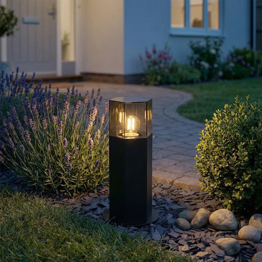 Candeeiro de pé exterior preto com abajur hexagonal em vidro fumê 30cm - Denmark