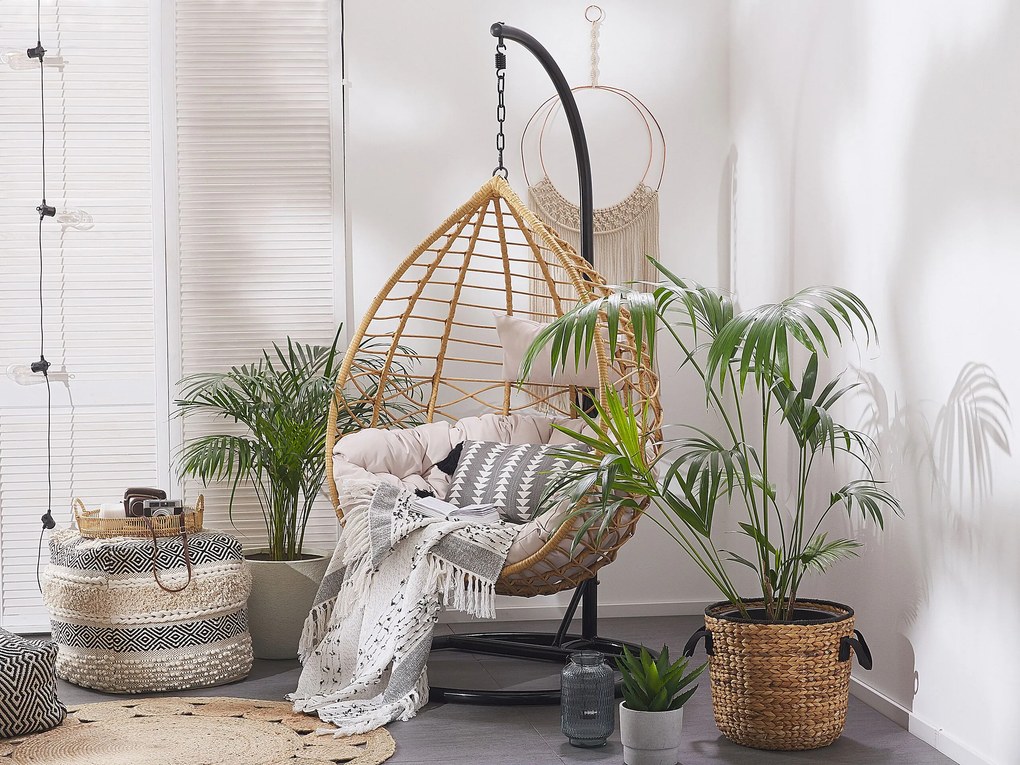 Cadeira suspensa em rattan cor natural e suporte ARSITA Beliani