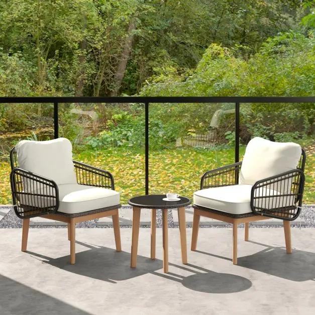 Conjunto de móveis de jardim de 3 peças com cadeira de vime Almofadas macias Mesa de vidro temperado Conjunto de rattan para exterior em vidro tempera