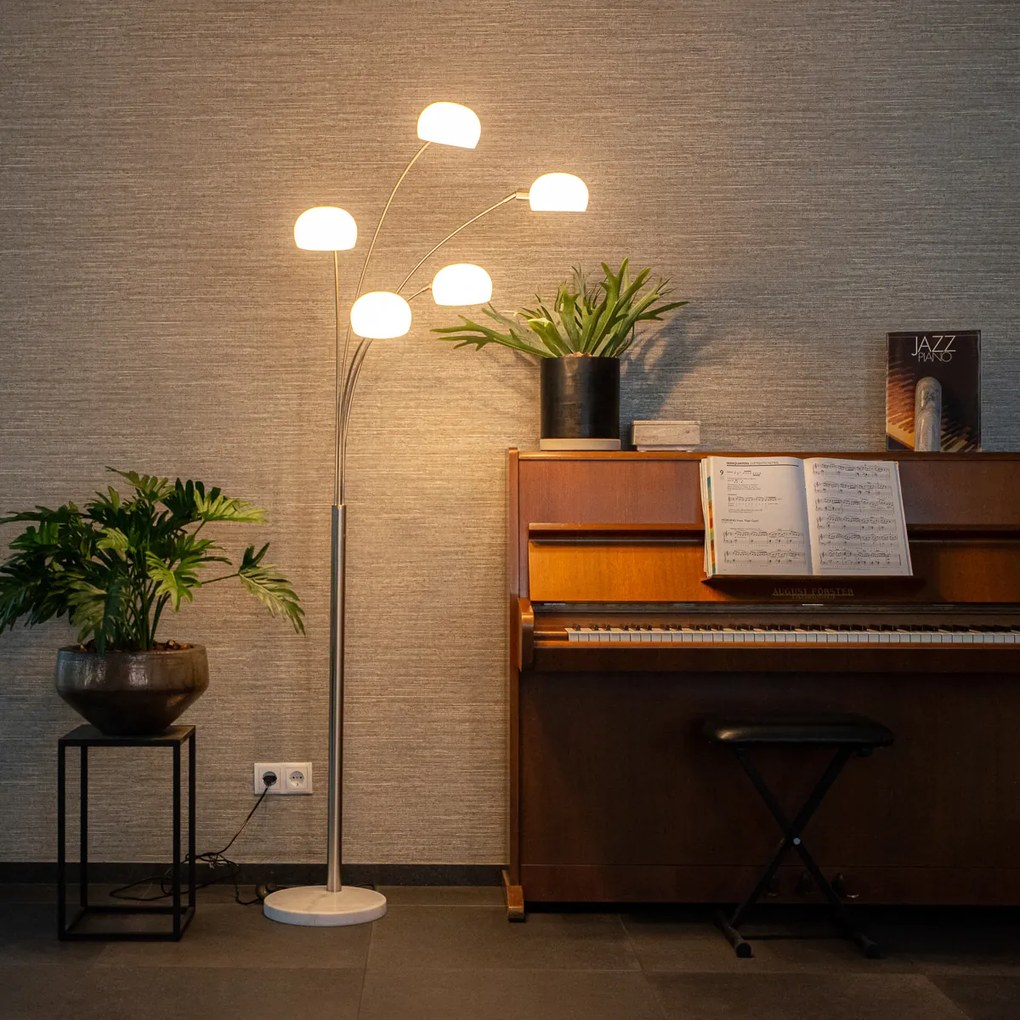 Candeeiro de pé design em aço com vidro opalino 5 luzes - Sixties Marmo