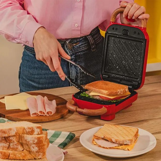 Tostadeira de estilo retro Rock'nToast Retro One Beige com capacidade para uma sanduíche e 3 pares de placas amovíveis