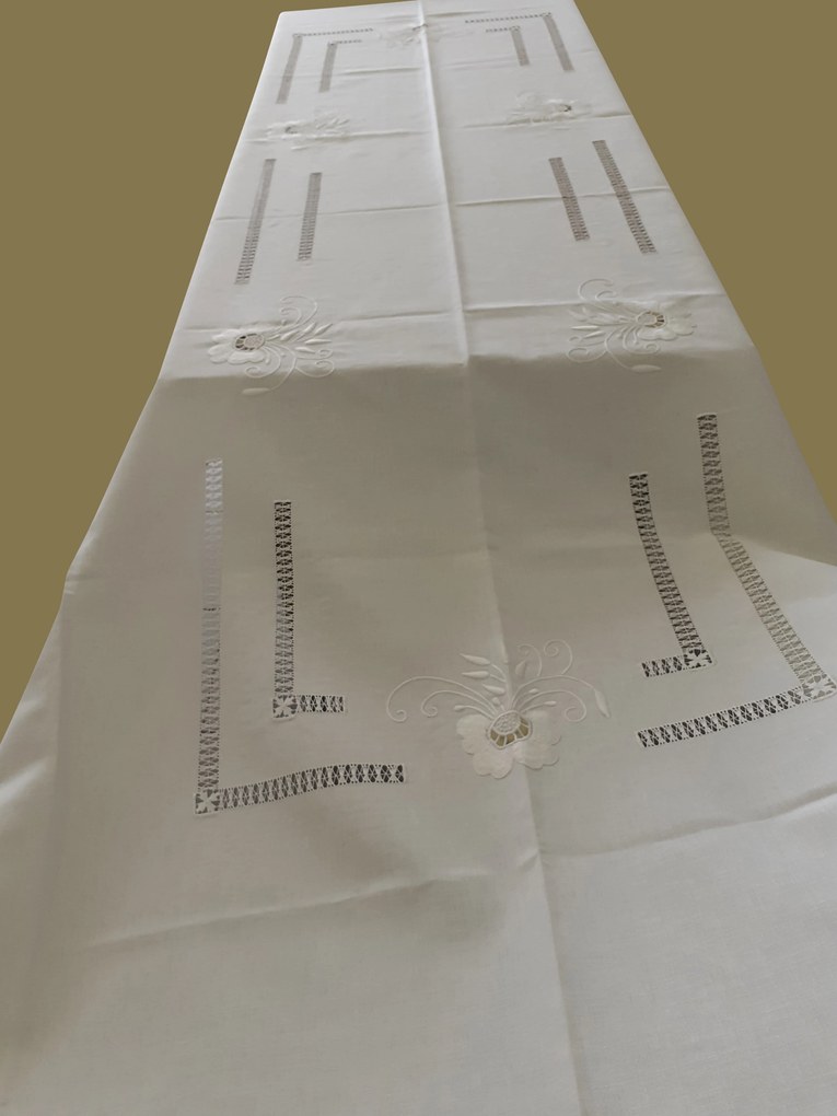 Toalha de mesa de linho bordada a mão - Bordados matiz e richelieu - bordados da lixa: Pedido Fabricação 1 Toalha 140x300  cm ( Largura x comprimento )