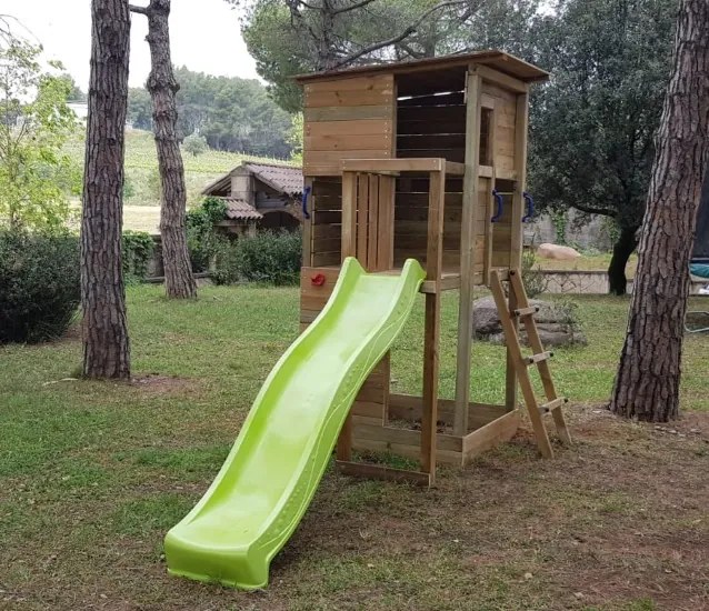 Parque Exterior infantil com Casa de madeira e escorrega e parede escalada Torre TAGA