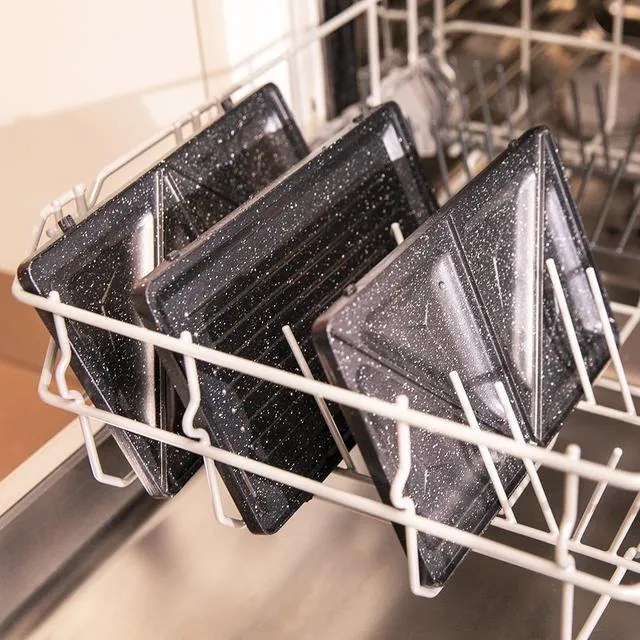 Sanduicheira 4 em 1 Rock´nToast. 1000 W de potência, capacidade para 2 sandes, acabamentos em aço inoxidável, 4 placas intercambiáveis com revestiment
