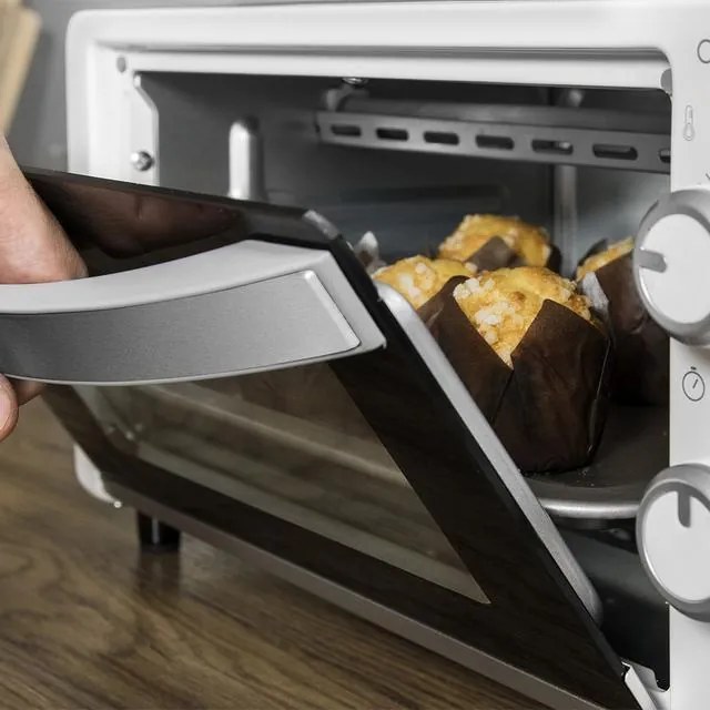 Mini forno elétricoBake&Toast 1090 White multifunção 10 litros de capacidade e porta com vidro duplo