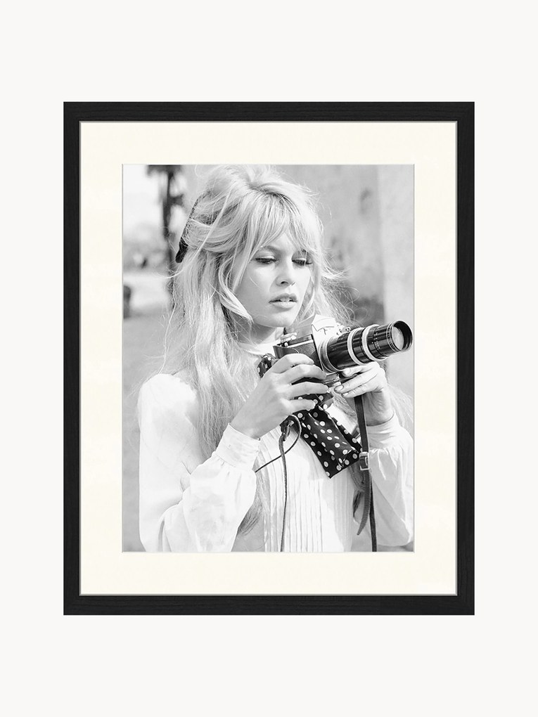 Impressão digital emoldurada Brigitte With Her Camera
