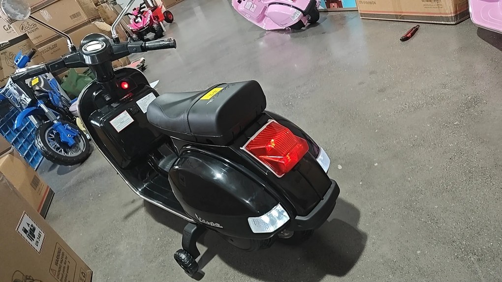 AIYAPLAY Motocicleta Elétrica Infantil Vespa PX150 12V com Bateria de Lítio 35W 2 Motores 25° Limitação de Direção para 3-6 Anos | Aosom Portugal