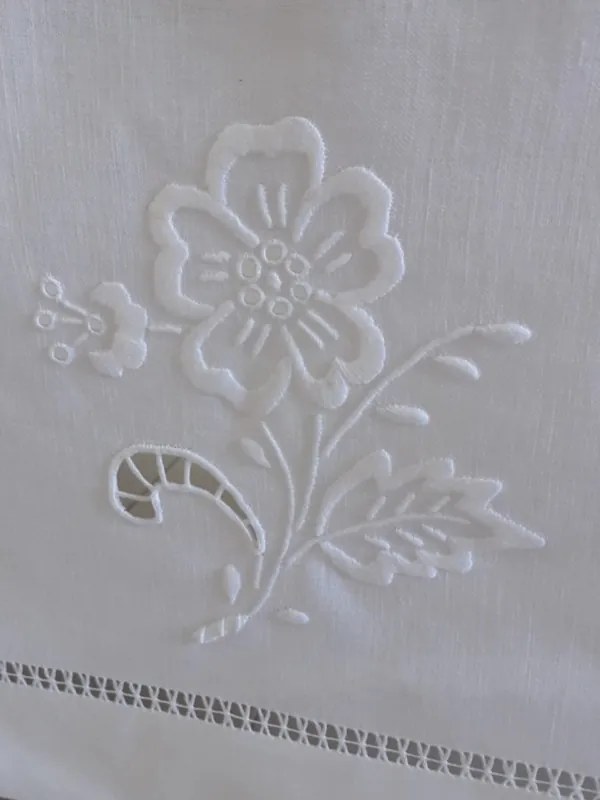 170x350 Toalha de mesa de linho bordada a mão - Bordados richelieu C/ Flor Branco