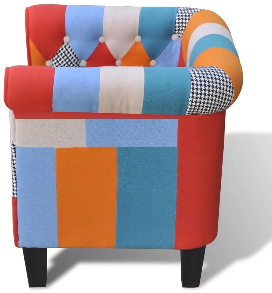 Poltrona de tecido com design de retalhos