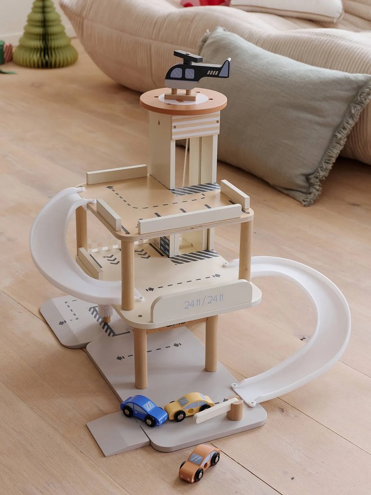 Garagem de 3 níveis com elevador em madeira FSC® branco