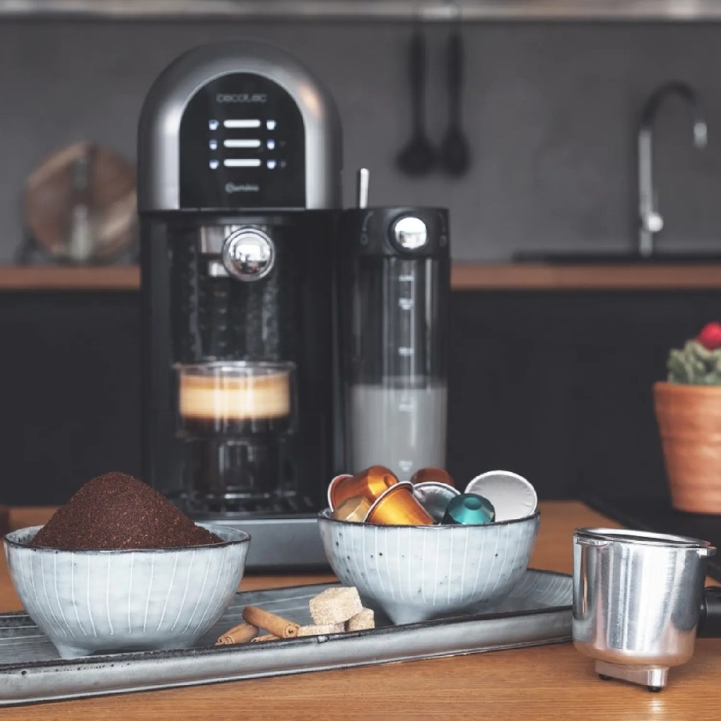 Máquina de café semiautomática Power Instant-ccino 20 Chic Serie Nera semiautomática com 20 bares, thermoblock e apta para café moído e cápsulas