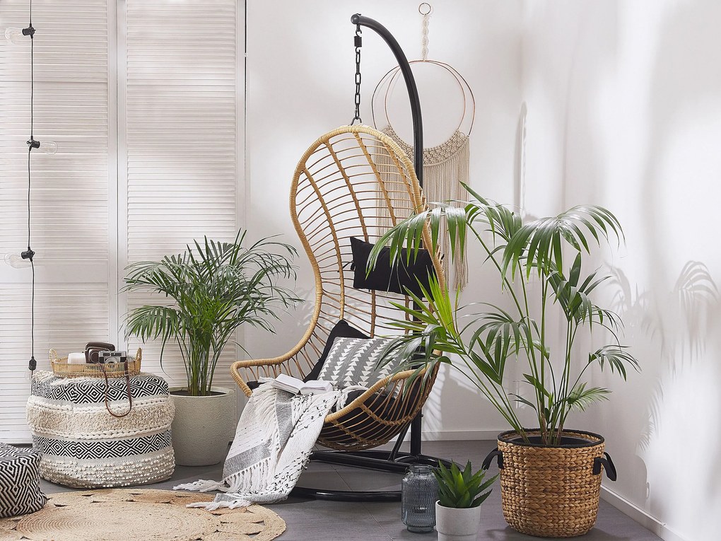 Cadeira suspensa em rattan cor natural com suporte PINETO Beliani