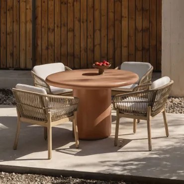 Conjunto De Mesa Redonda Ø120 Cm Em Cimento Namara E 4 Cadeiras De Jardim Com Braços Em Madeira De Acácia Karvia Tecido Branco & Terracota - Sklum