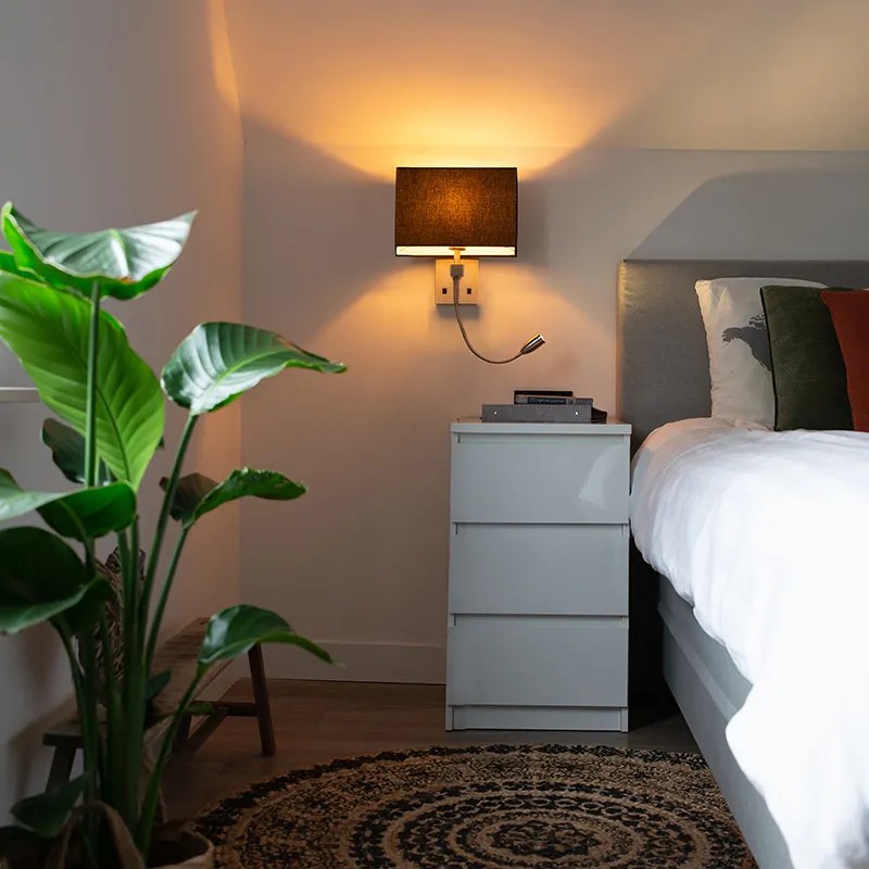 Candeeiro de parede em aço com cúpula preta e braço de leitura com LED incluído - Bergamo