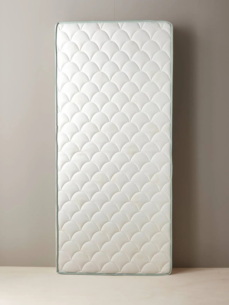 Colchão de criança com capa sem tratamento branco