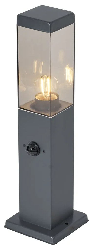 Candeeiro de exterior cinza escuro com vidro fumado 45cm IP44 com tomada e sensor de movimento - Malios Moderno