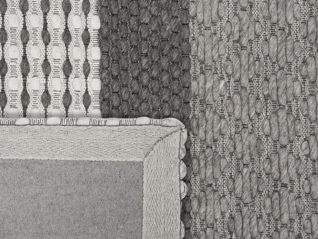 Tapete em lã cinzenta 140 x 200 cm AKKAYA Beliani