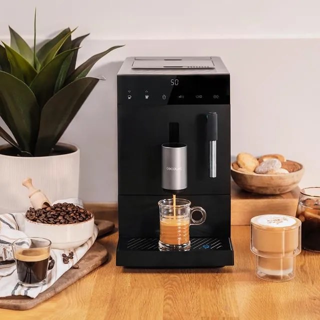 Cafeteira Cecotec superautomática compacta Cremmaet Compact Steam com 19 bares, sistema Thermoblock e vaporizador.