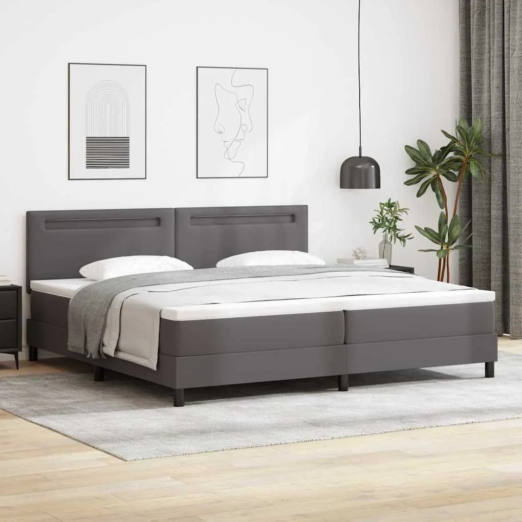 Cama Box com colchão cinza, 200x200 cm, em couro sintético.
