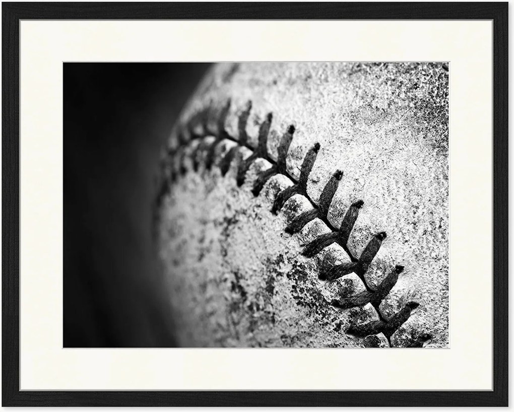 Fotografia emoldurada Old Worn Baseball, vários tamanhos