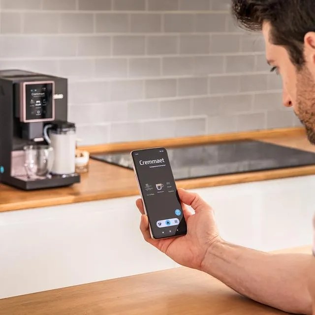 Máquina de café superautomática compacta Cremma Compactccino Connected Black Rose com 19 bares, ecrã TFT e Wi-Fi, depósito de leite e Thermoblock