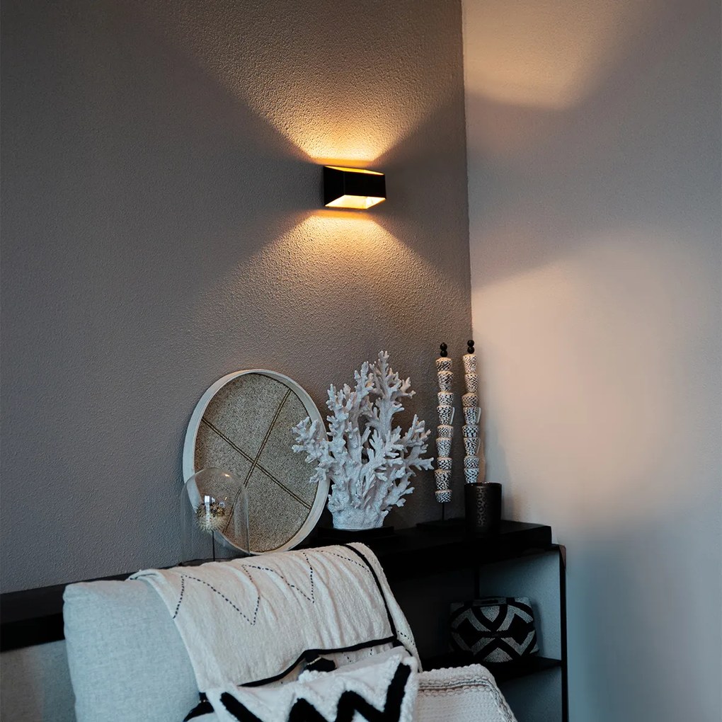Candeeiro de parede moderno preto com interior dourado retangular - Alone