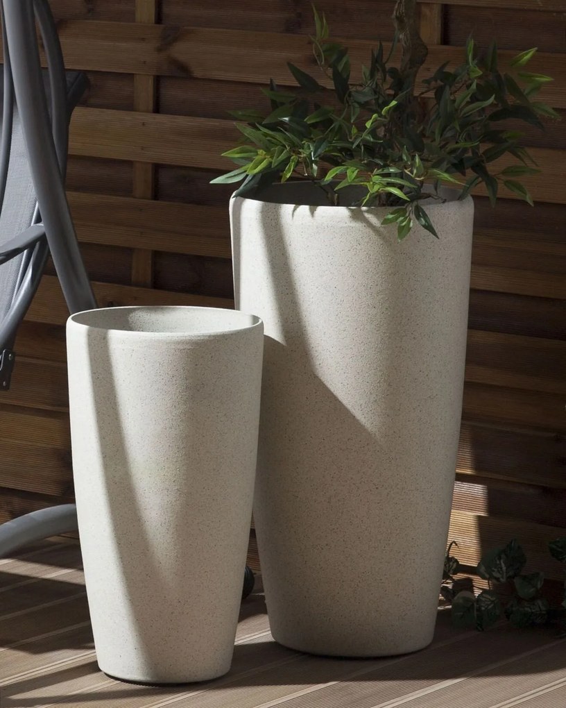 Conjunto de 2 vasos para plantas em pedra creme clara 23 x 23 x 42 cm ABDERA Beliani