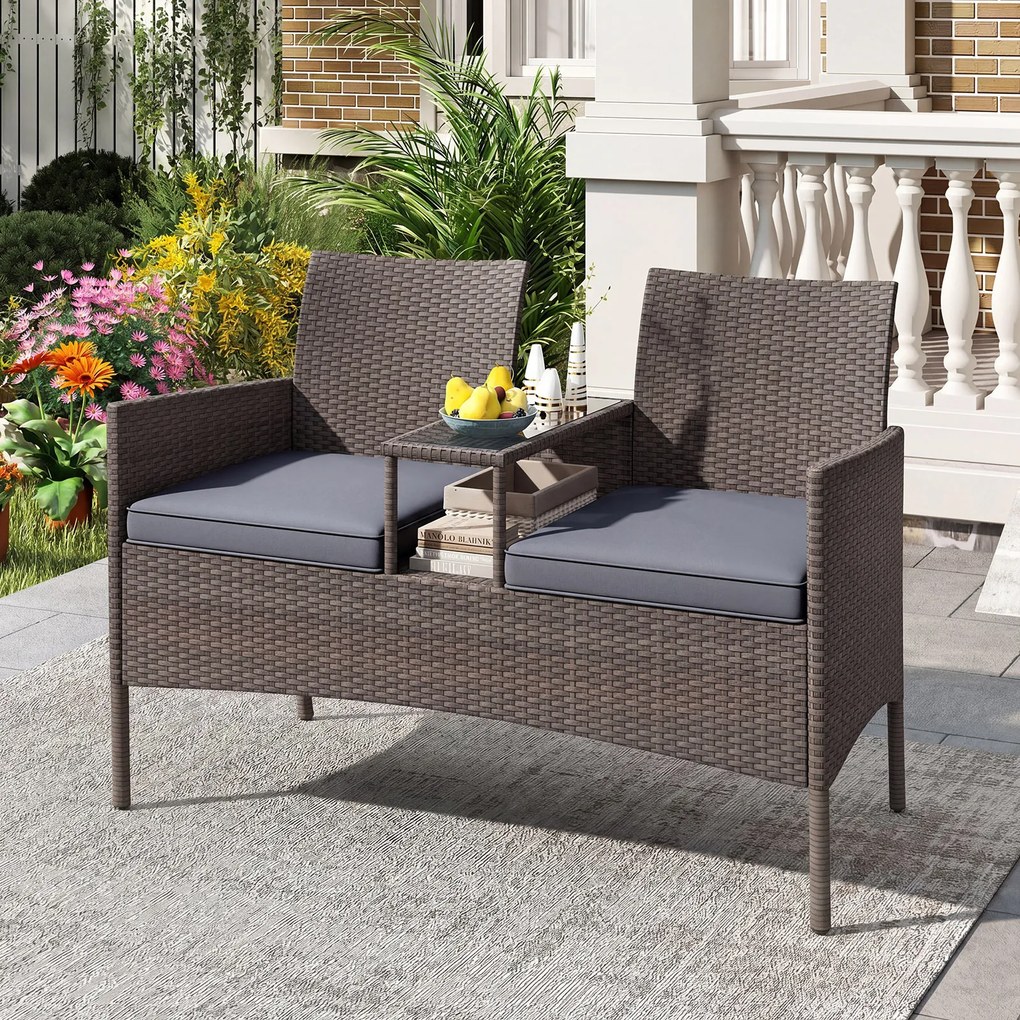 Banco jardim de rattan com mesinha para 2 pessoas em vidro temperado 62 x 124 x 84 cm, estante aberta, estrutura metálica, almofadas e capas laváveis,