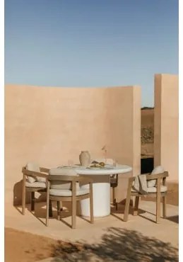 Conjunto De Mesa Redonda Ø120 Cm Em Cimento Namara E 4 Cadeiras De Jardim Com Braços Em Madeira De Acácia Uleno Branco - Sklum