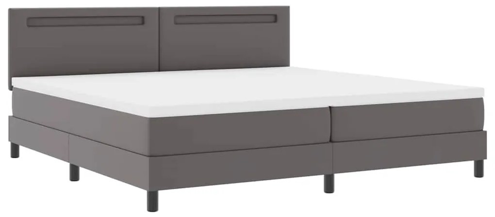 Cama Box com colchão cinza, 200x200 cm, em couro sintético.