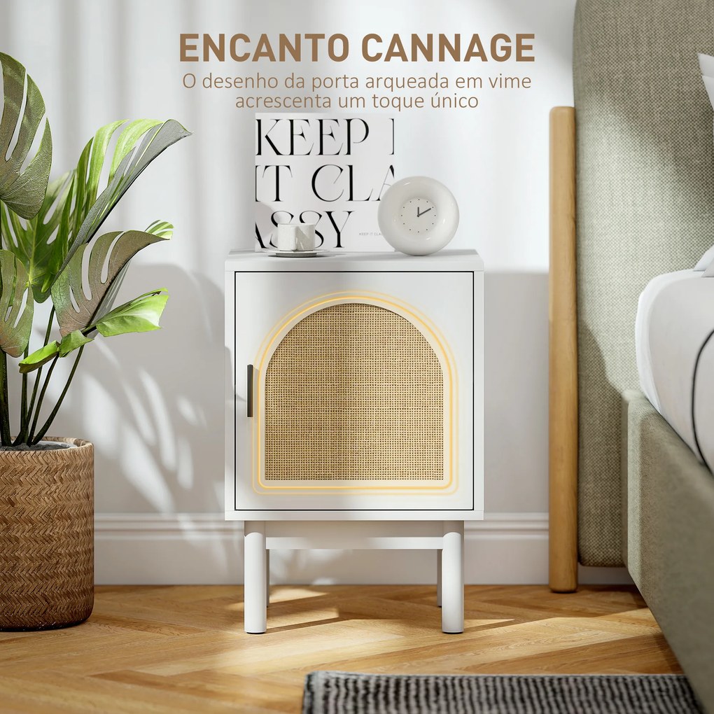 Mesa de Cabeceira com Porta de Vime Prateleira Ajustável e Pés de Madeira Estilo Boémio Mesa Auxiliar 40x35x58 cm Branco