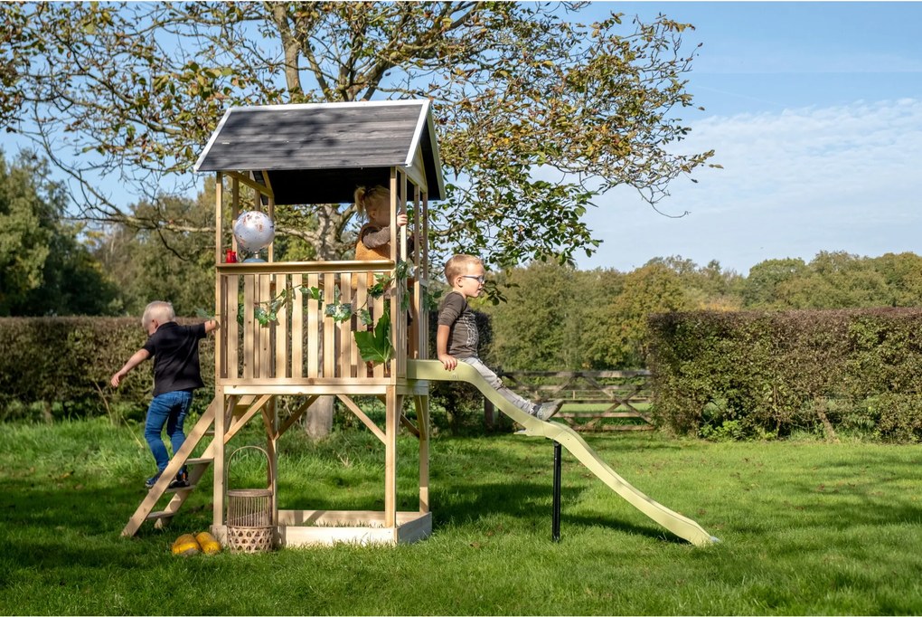 Parque exterior com casa de brincar para crianças Panorama 500 em madeira com escorrega e caixa de areia natural