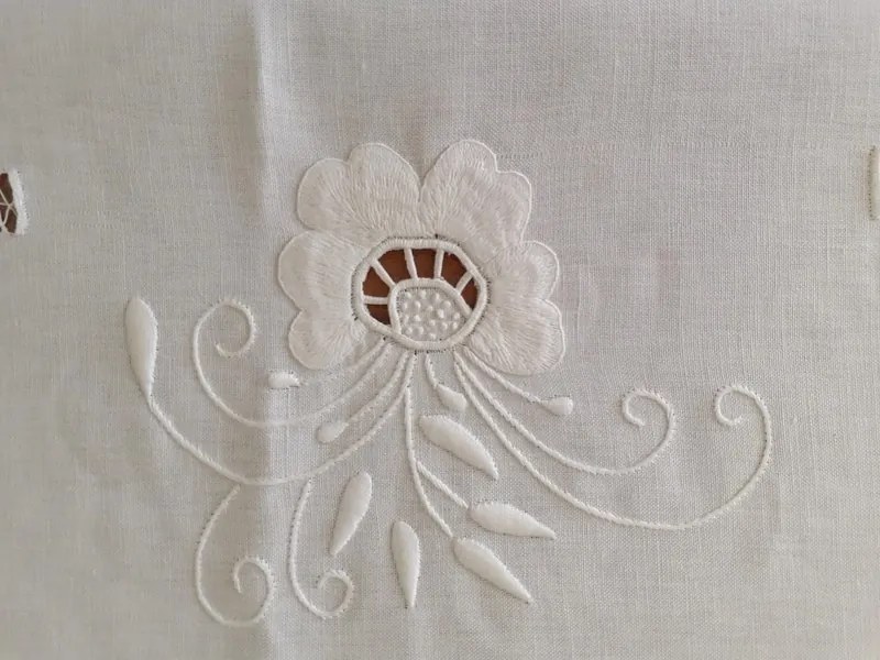 Toalha de mesa de linho bordada a mão - Bordados matiz e richelieu - bordados da lixa: Pedido Fabricação 1 Toalha 150x150  cm ( Largura x comprimento )