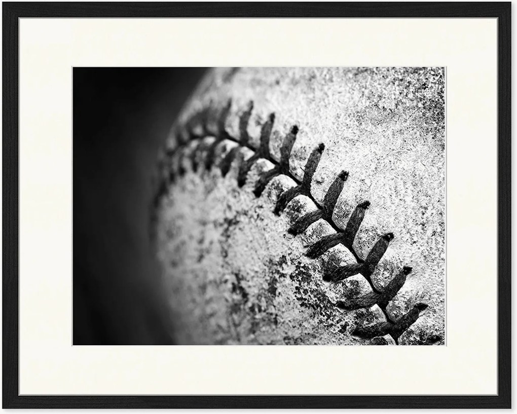 Fotografia emoldurada Old Worn Baseball, vários tamanhos