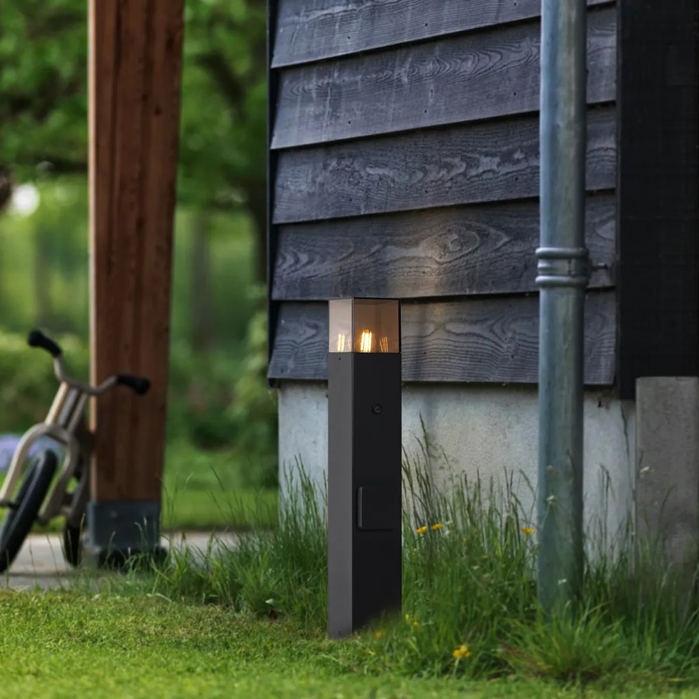 Luminária de Poste Exterior Moderna Preta com Vidro Fumado 50cm com Sensor Crepuscular IP44 - Denmark