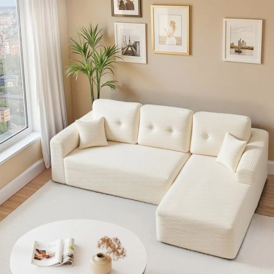 Sofá modular com 244 cm de largura e uma grande chaise longue à direita, em branco creme