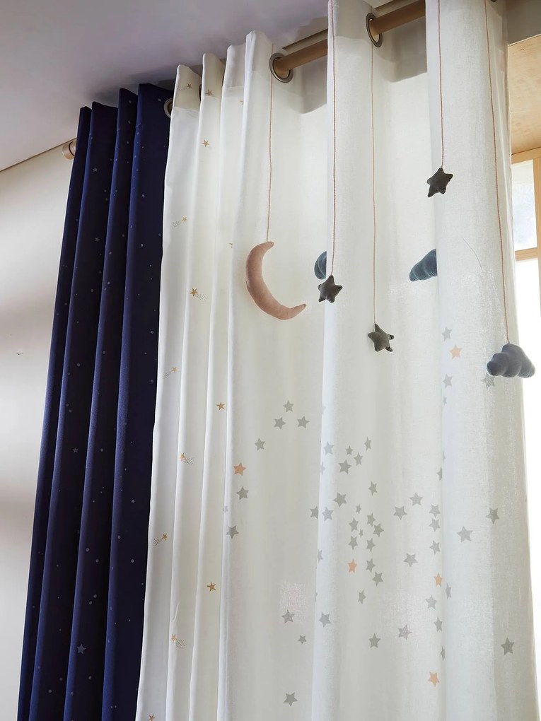 Agora -25%: Cortinado translúcido, ilhós e grinalda com nuvens e estrelas branco liso com decoração