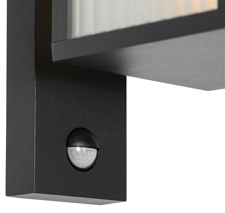Candeeiro de parede exterior preto com vidro canelado e sensor de movimento - Charlois Moderno