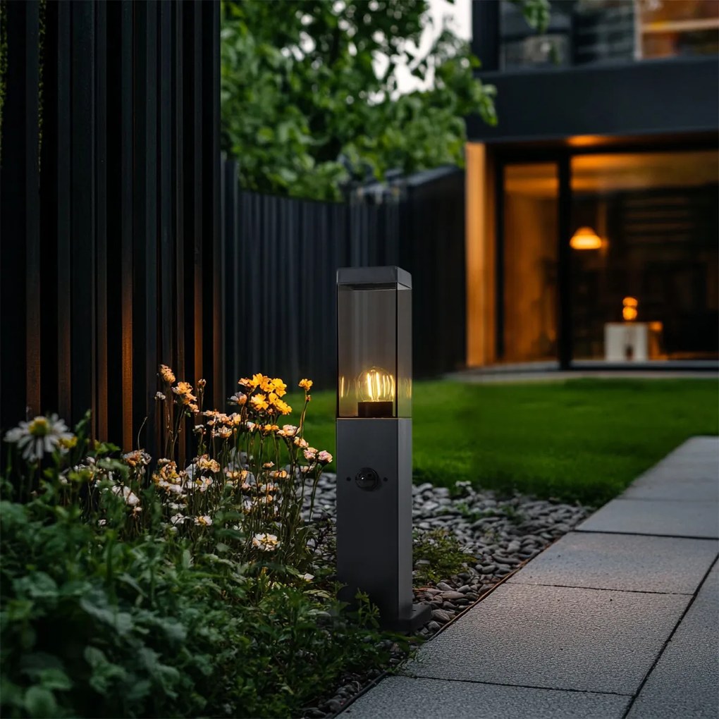 Candeeiro de exterior cinza escuro com vidro fumado 45cm IP44 com tomada e sensor de movimento - Malios