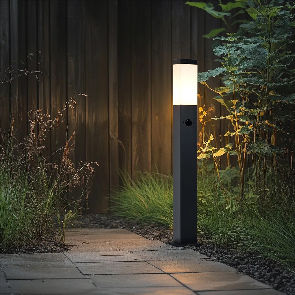 Candeeiro de exterior cinzento escuro com vidro opalino 80cm IP44 com tomada e sensor de movimento - Malios