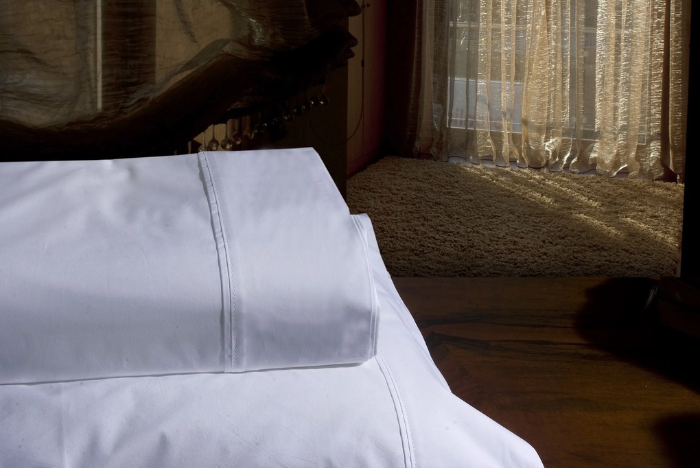Todas as medidas - Lençóis 100% algodão branco percal de 200 fios: 1 Fronha 45x125 cm - Vies branco em 2 aberturas - Fecha com pala interna
