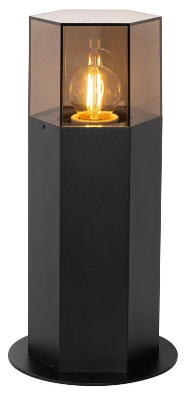 Candeeiro de pé exterior preto com abajur hexagonal em vidro fumê 30cm - Denmark