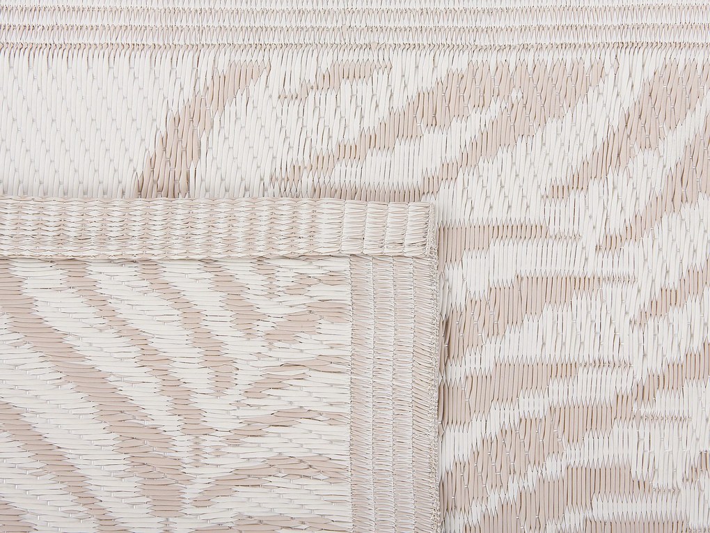 Tapete de exterior com padrão de folhas de palmeira creme 60 x 105 cm KOTA Beliani