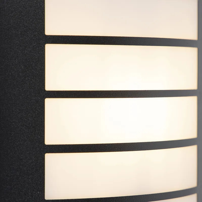 Candeeiro de parede exterior preto IP44 com sensor crepuscular - Miro Moderno