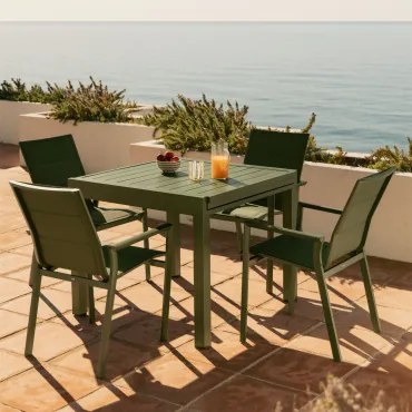 Conjunto De Mesa Extensível 90-180x90 Cm Em Alumínio Starmi E 4 Cadeiras De Jardim Empilháveis Em Alumínio Karena Verde Azeitona Intenso - Sklum