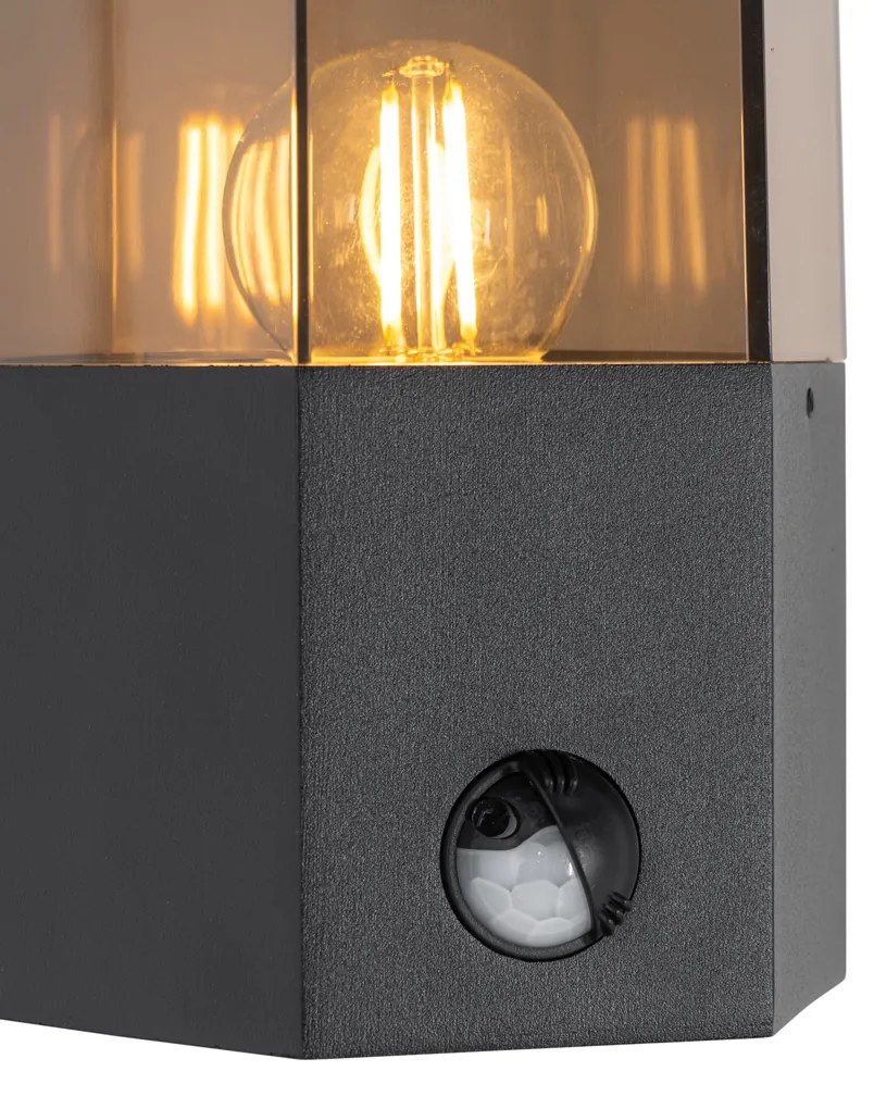 Candeeiro de parede exterior preto com vidro fumê hexagonal e sensor de movimento - Dinamarca Moderno