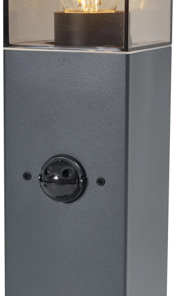 Candeeiro de exterior cinza escuro com vidro fumado 45cm IP44 com tomada e sensor de movimento - Malios Moderno