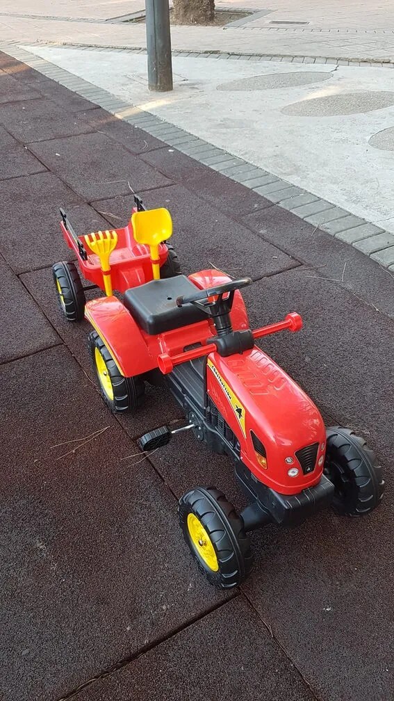 TRACTOR A PEDAIS COM REBOQUE VERMELHO